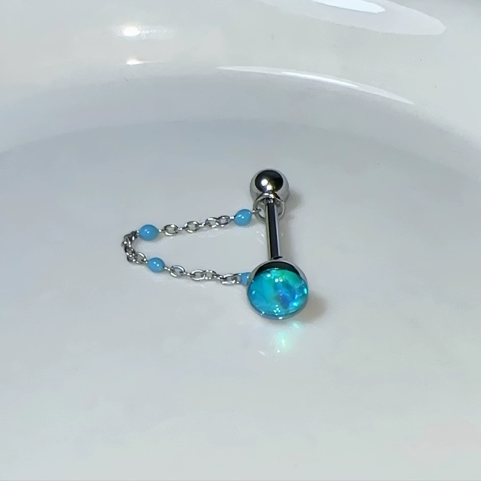 1個入り高品質トレンドブルーグリッターボールチェーンチタン鋼 - Body Jewelry Hot のレビューと価格