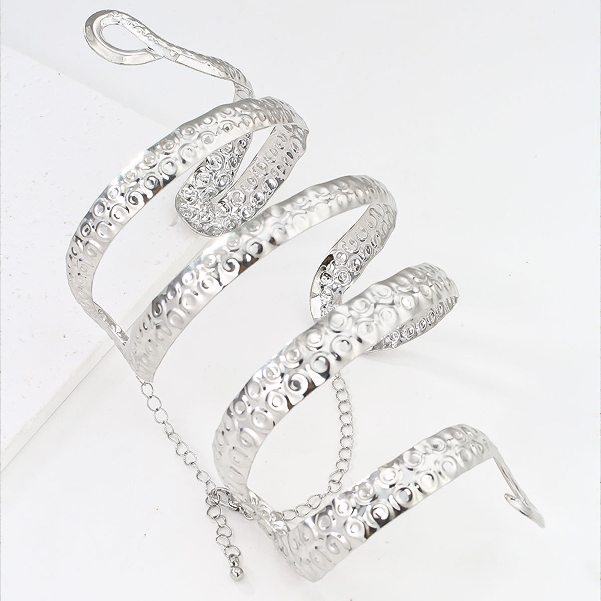 エッジの効いたアロイ スネーク アーム カフ - パンク ヴ - Body Jewelry High End のレビューと価格